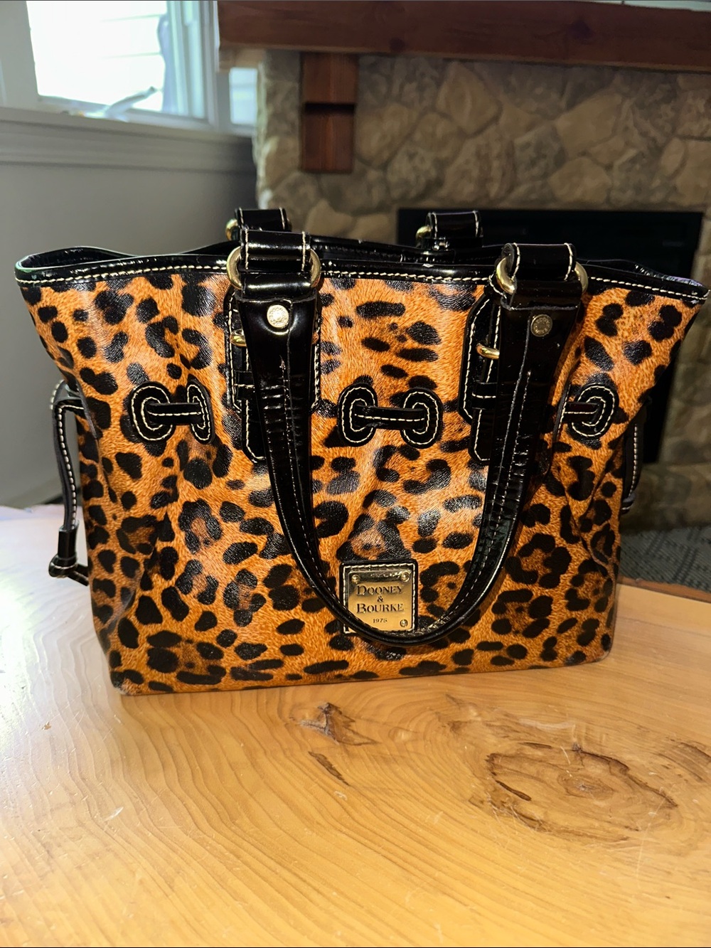 🖤🤎🖤🤎Dooney & Bourke Leopard Print satchel in a canvas water resistant material